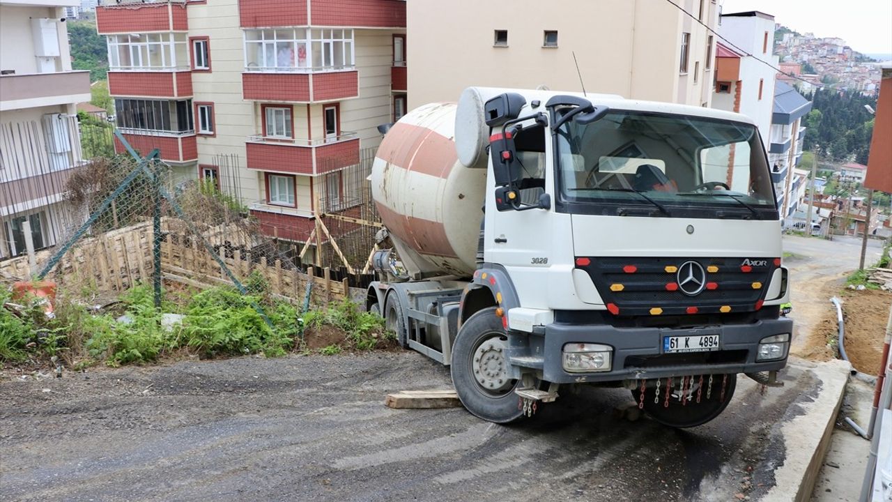 Trabzon'da Yokuştan Kayan Beton Mikseri İnşaat Alanında Asılı Kaldı