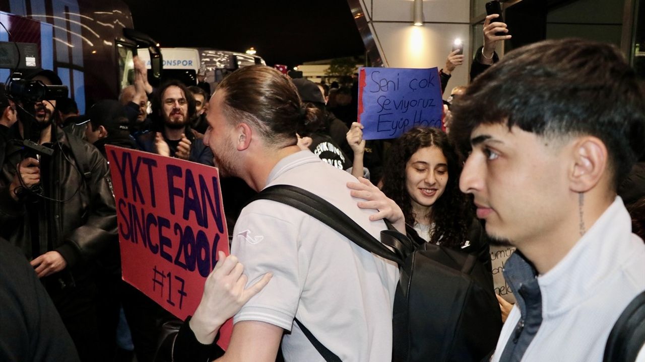 Trabzonspor 19 Yaş Altı Takımı, UEFA Gençlik Ligi’nden Dönüşte Coşkuyla Karşılandı