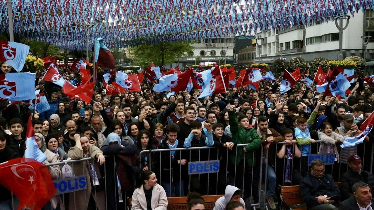 Trabzonspor Taraftarları UEFA Gençlik Ligi Finalini Dev Ekranda İzledi