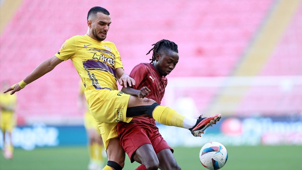 Trendyol Süper Lig'de Eyüpspor, Hatayspor'u İlk Yarıda 1-0 Geçti