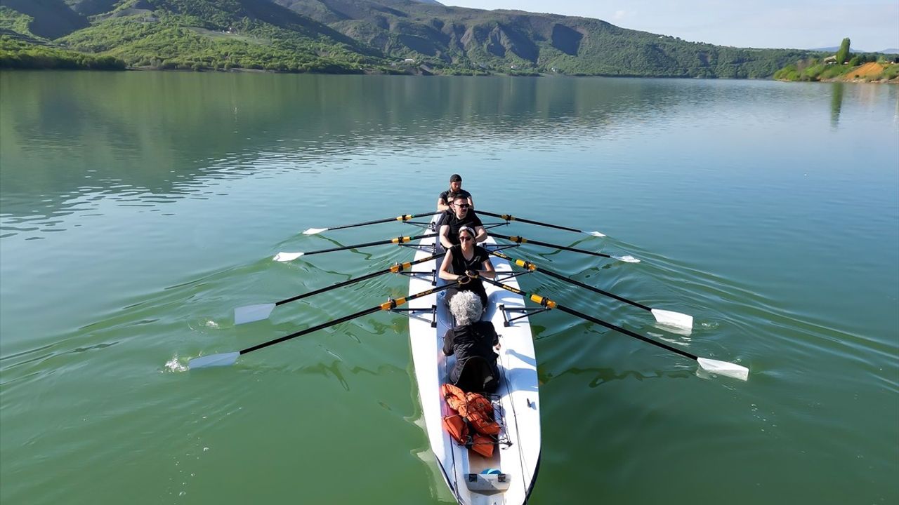 Tunceli Valisi Bülent Tekbıyıkoğlu, Uzunçayır Baraj Gölü'nde Kürek Sporu Yaptı
