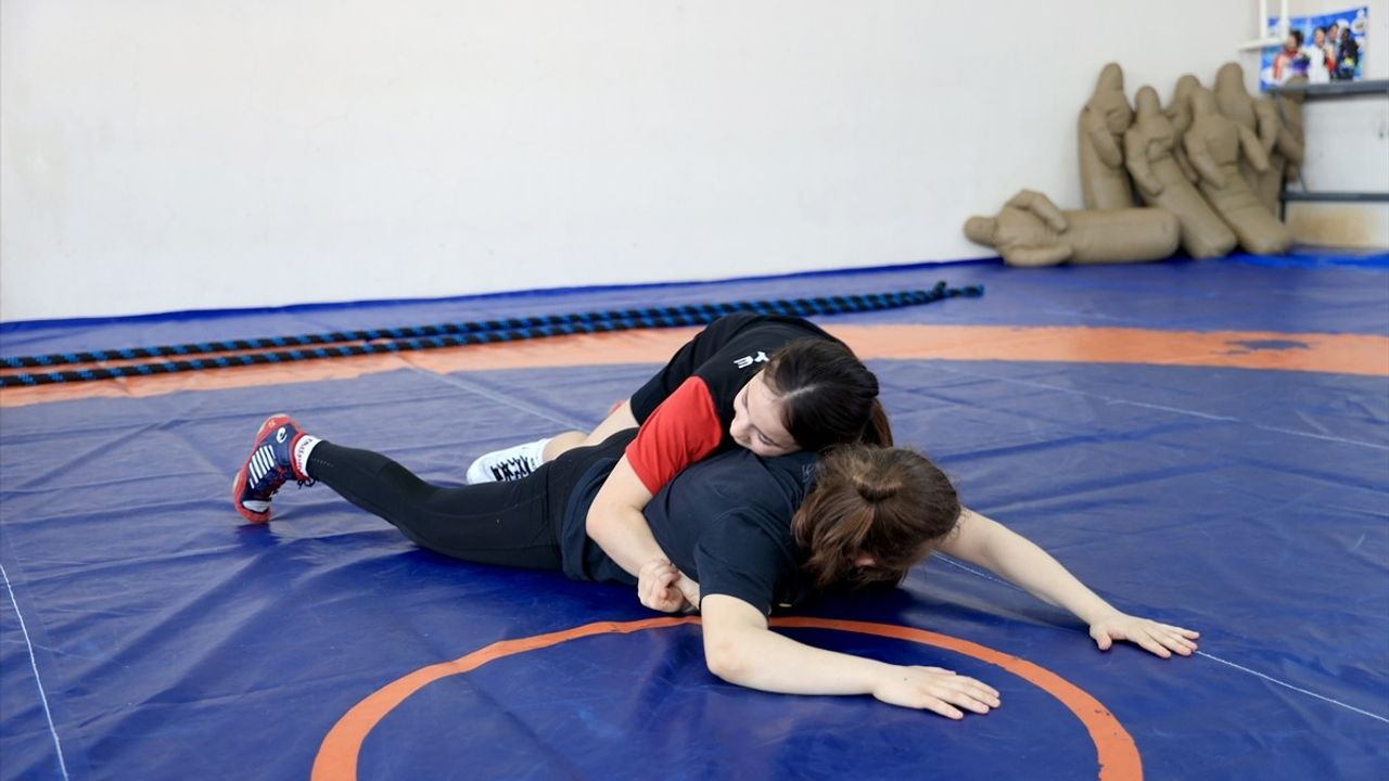 Türk Kadın Güreşçileri Avrupa ve Dünya Şampiyonalarında Tarih Yazmaya Hazırlanıyor