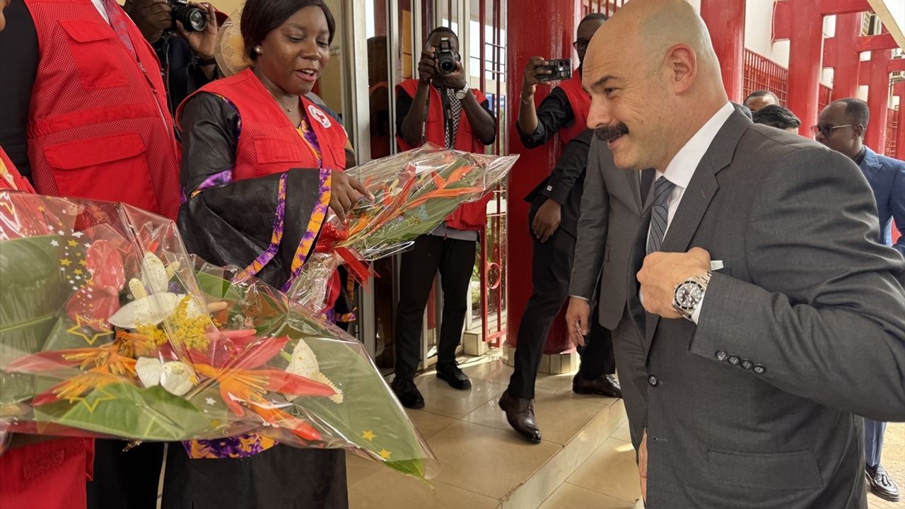 Türk Kızılay, Kamerun'da Sağlık Eğitimi Alan Gençlere Destek Sağlıyor