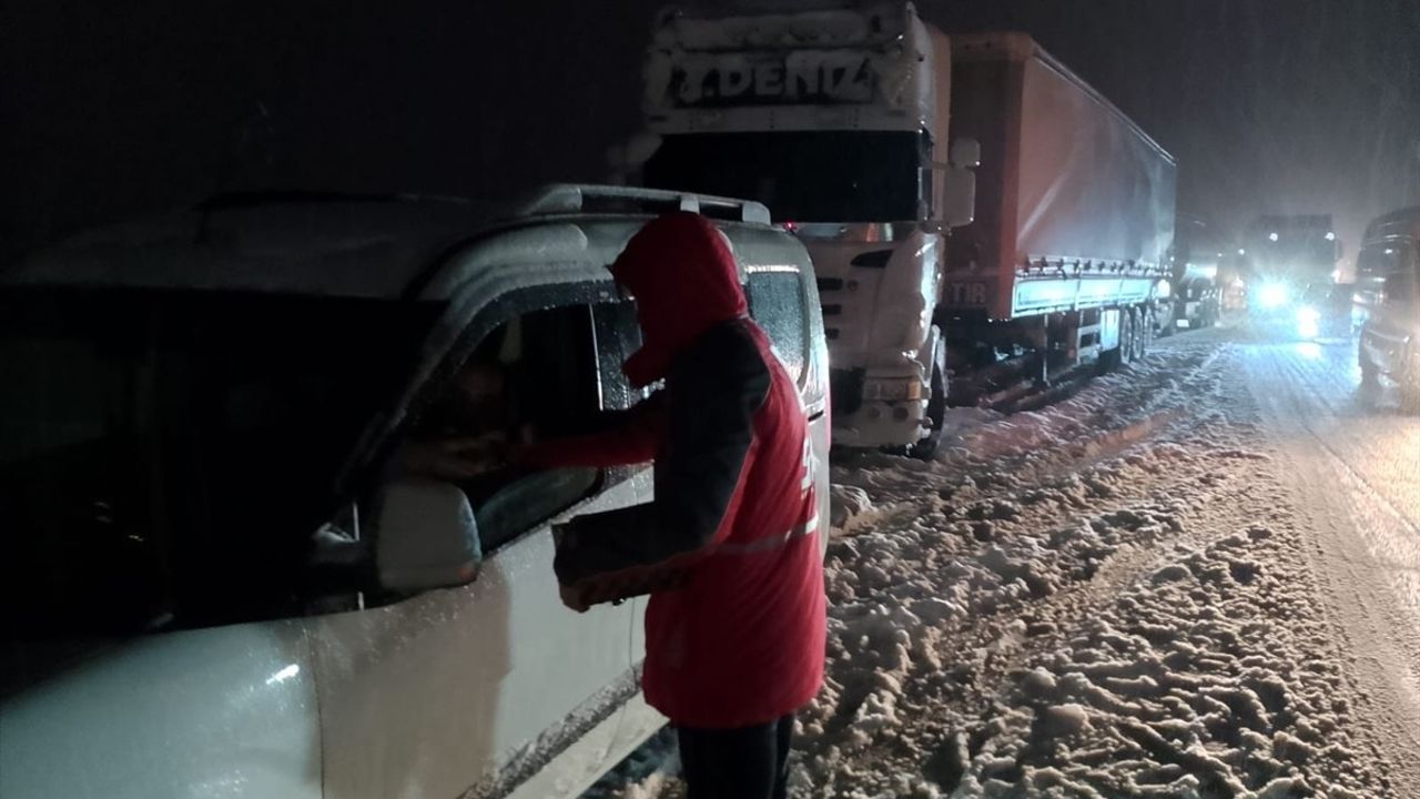 Türk Kızılay, Samsun'daki Kar nedeniyle Mahsur Kalanlara Destek Verdi