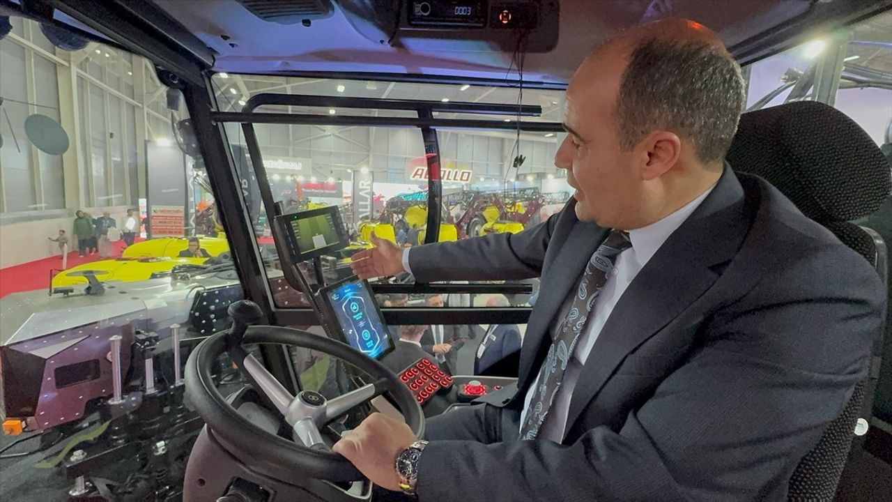 Türk Mühendislerin Ürettiği Kendi Yürür İlaçlama Makinesi, Konya Tarım Fuarı'nda İlgi Gördü