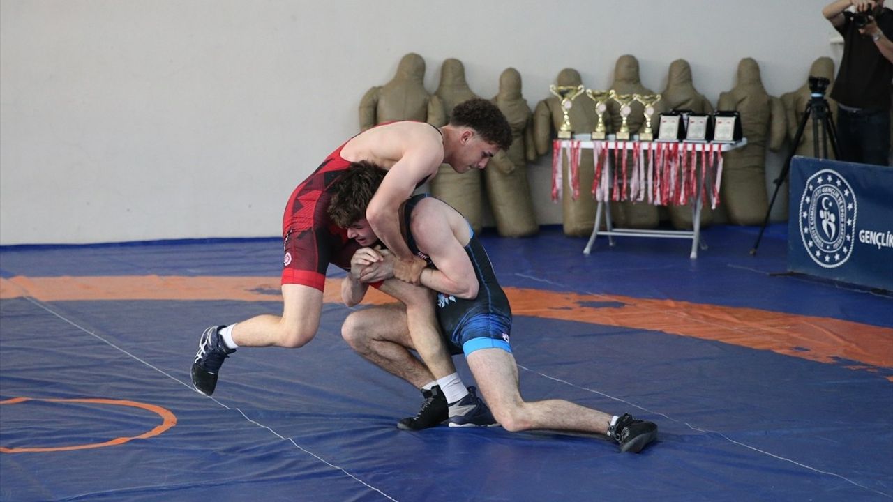 Türk ve ABD'li Güreşçiler Edirne'deki Dostluk Turnuvasında Bir Araya Geldi