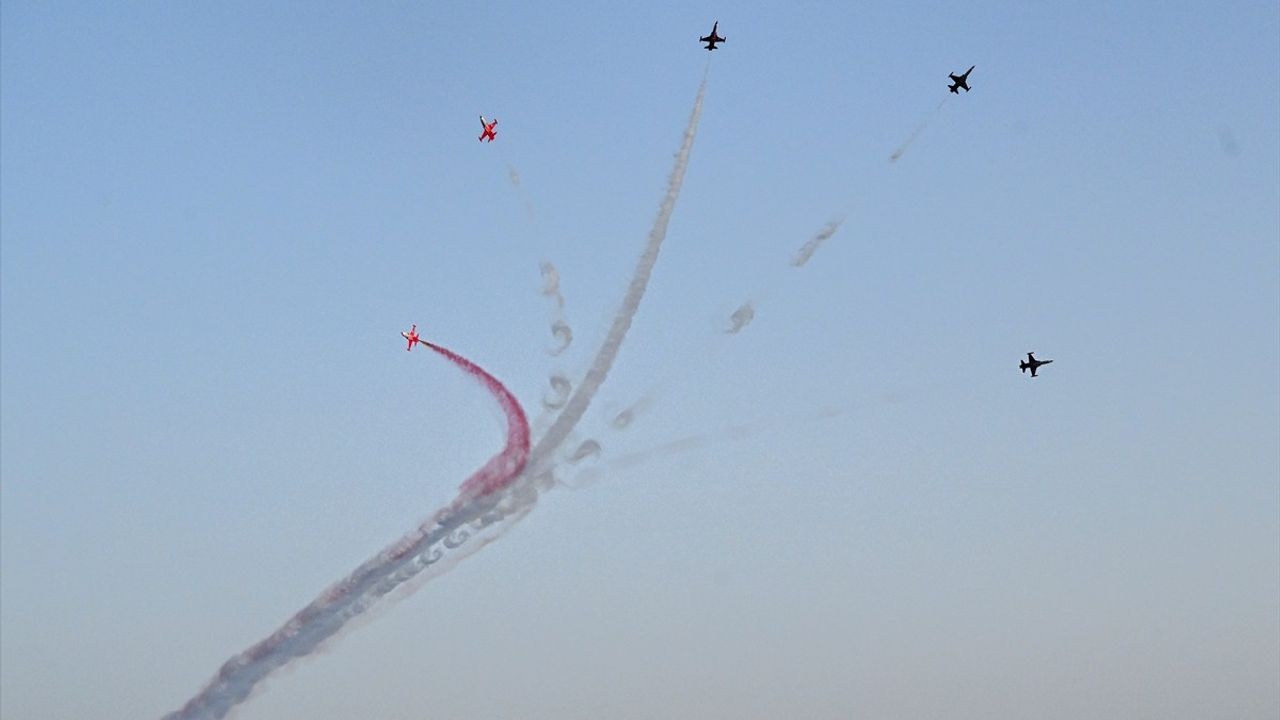 Türk Yıldızları, Antalya'da 23 Nisan Gösteri Uçuşu Gerçekleştirdi