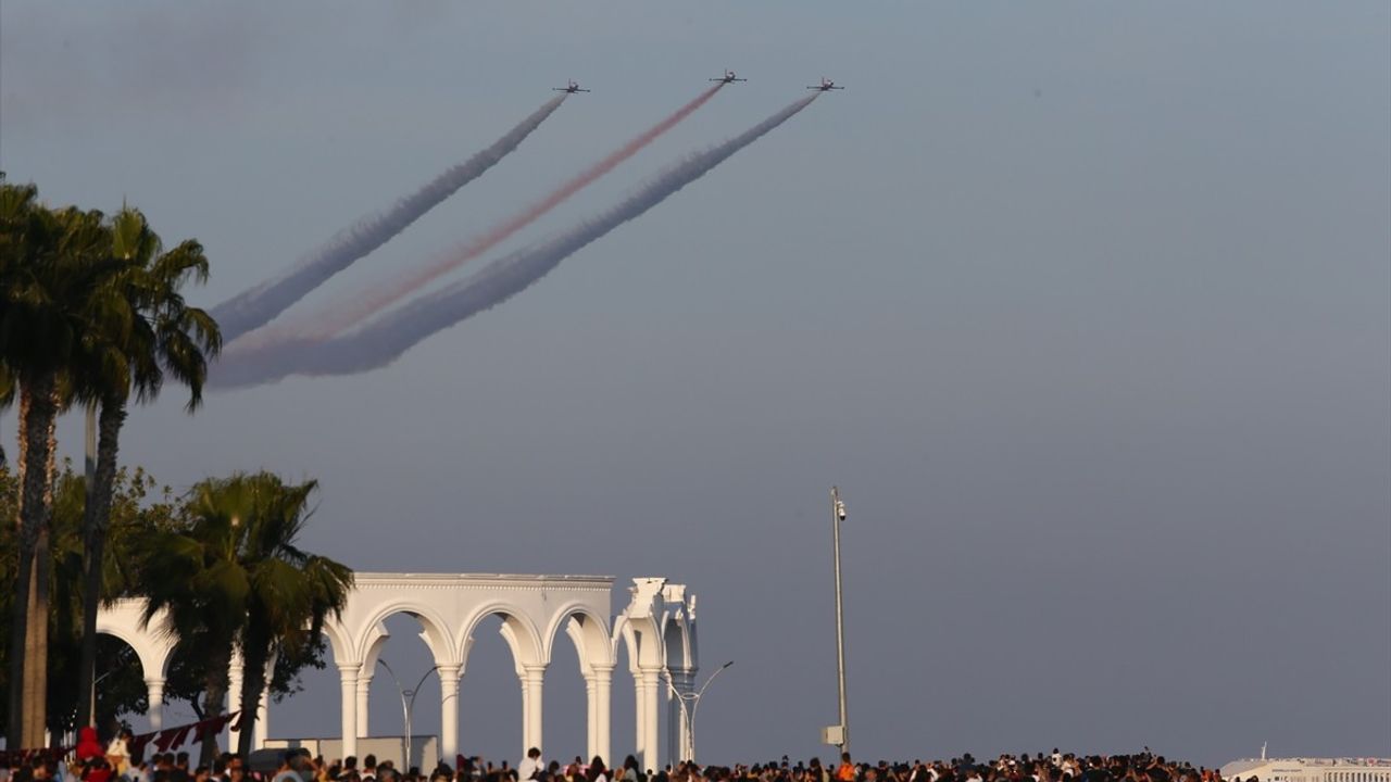 Türk Yıldızları, Mersin Semalarında 23 Nisan İçin Gösteri Uçuşu Yaptı