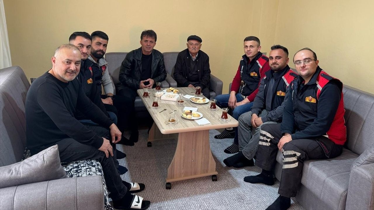 Türkeli Belediye Başkanı Veysel Şahin, Heyelanda Yaralanan Vatandaşı Ziyaret Etti