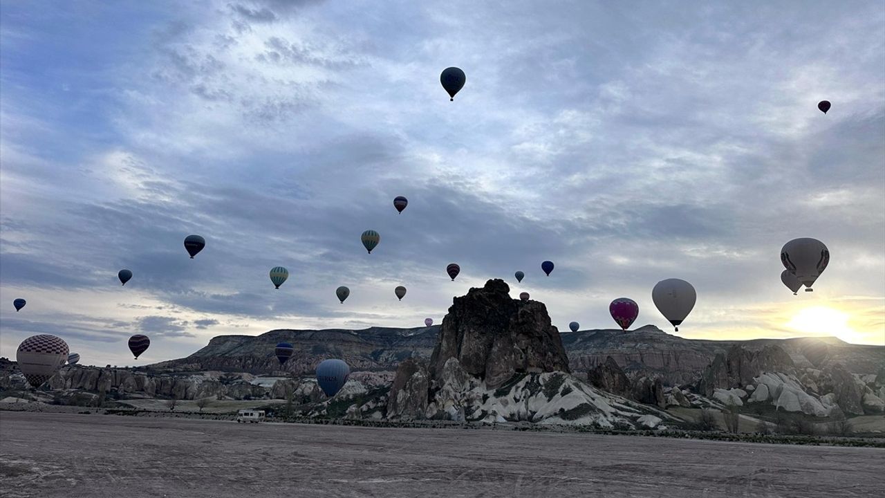 Türkiye'de 2023 Yılında Sıcak Hava Balonuyla Uçan Turist Sayısı Rekor Kırdı
