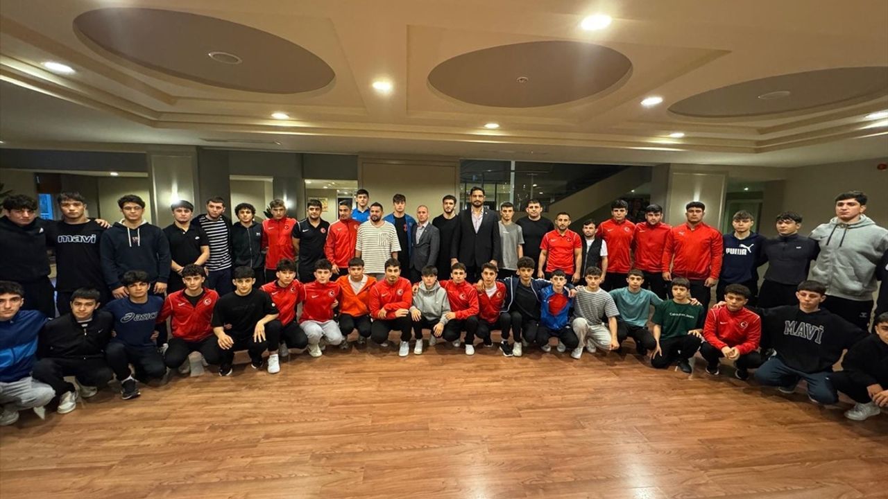 Türkiye Güreş Federasyonu Başkanı Taha Akgül, Genç Güreşçilerin Kampını Ziyaret Etti