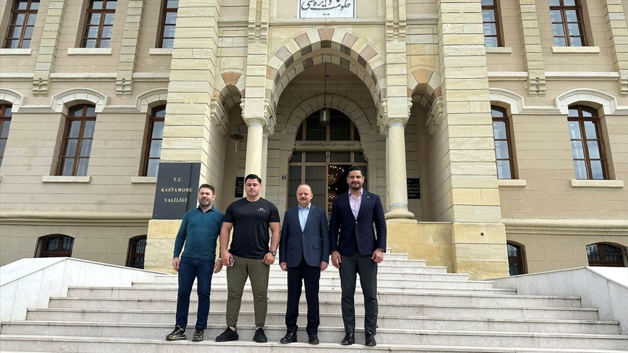 Türkiye Güreş Federasyonu Başkanı Taha Akgül, Kastamonu Valisi Meftun Dallı'yı Ziyaret Etti