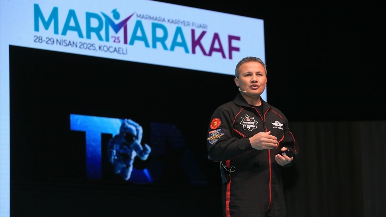 Türkiye'nin İlk Astronotu Alper Gezeravcı, Marmara Kariyer Fuarı'nda Öğrencilerle Buluştu