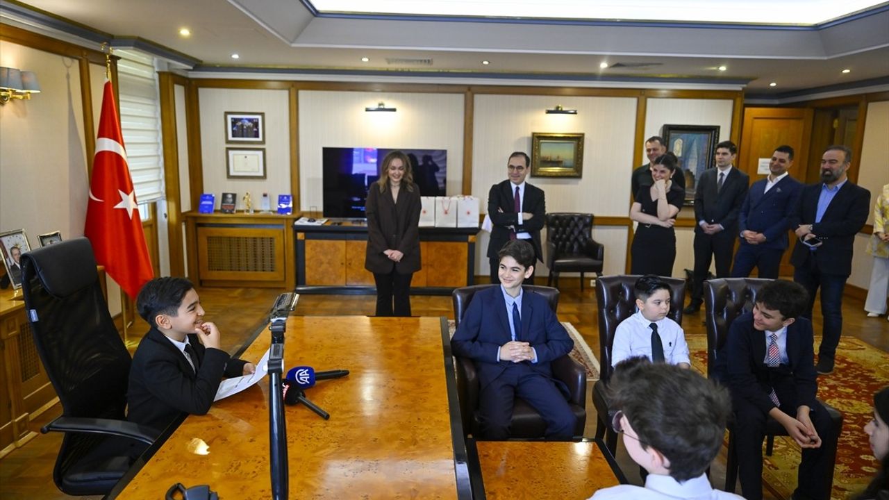 Türkiye'nin Moskova Büyükelçisi, 23 Nisan'da Makamını 9 Yaşındaki Burak Alp Şahin'e Devretti