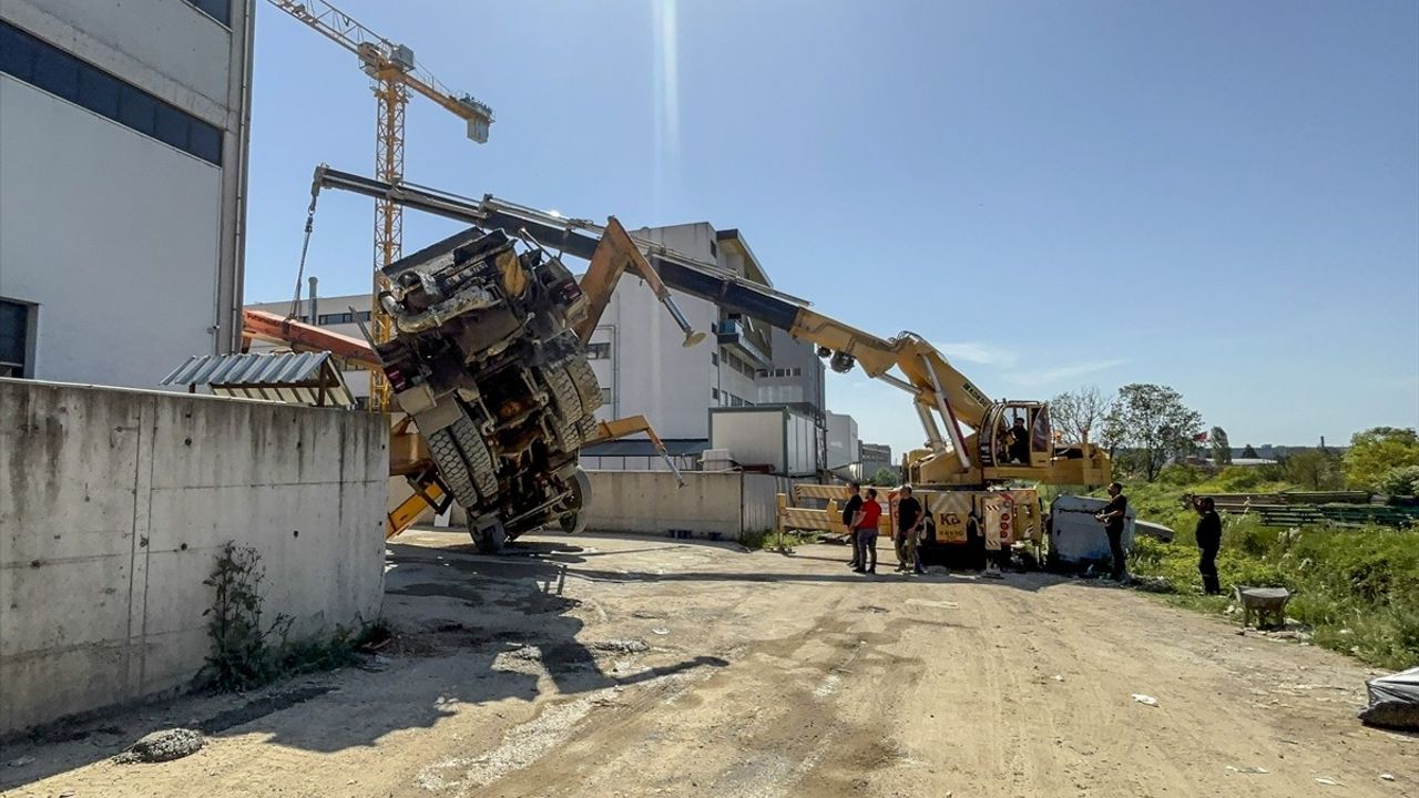 Tuzla'daki İnşaat Alanında Beton Pompası Düşmesi: 2 İşçi Yaralandı
