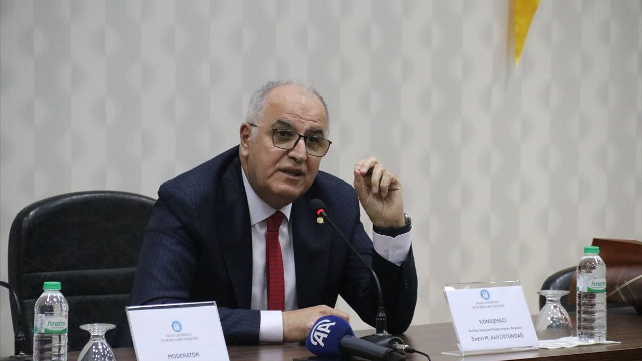 TVF Başkanı Mehmet Akif Üstündağ, Malatya'da Gençlerle Voleybolun Geleceğini Tartıştı