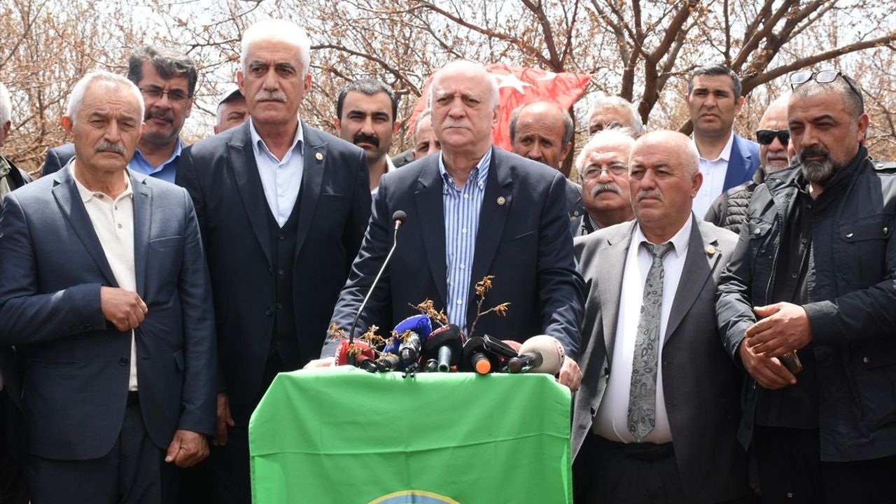 TZOB Genel Başkanı Bayraktar, Malatya'daki Dondan Etkilenen Kayısı Bahçelerinde İnceleme Yaptı