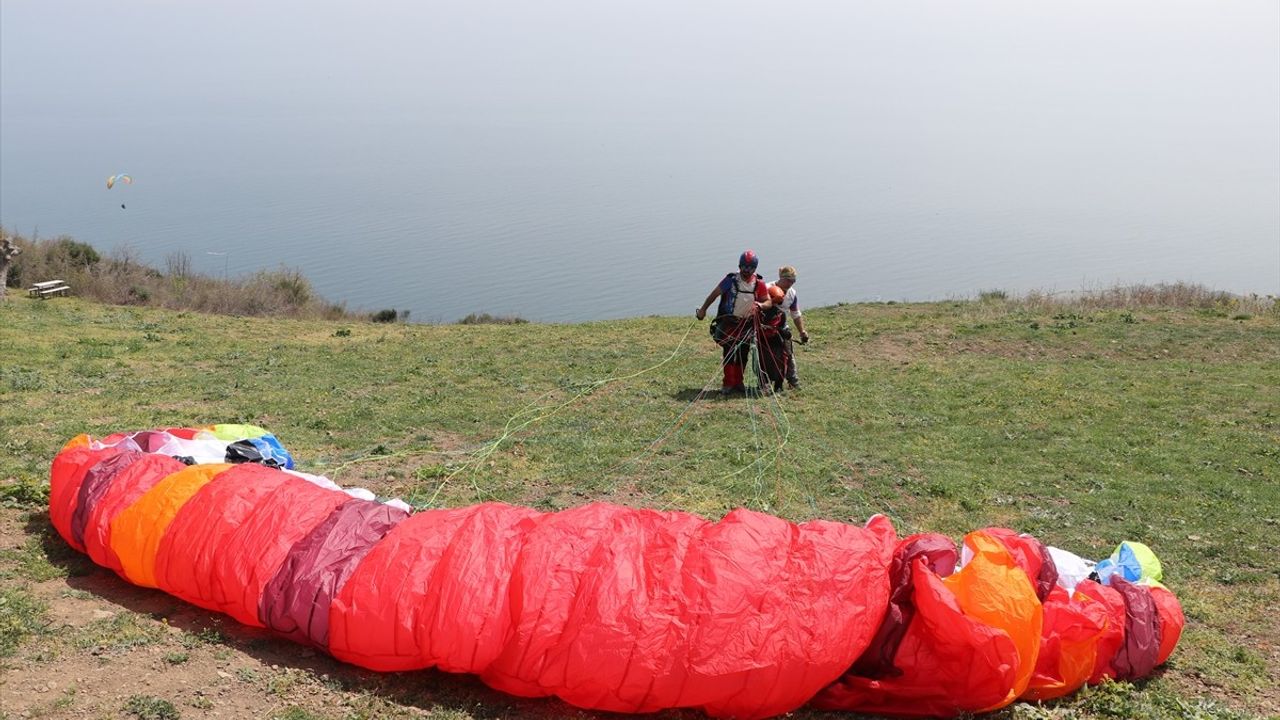 Uçmakdere, Ramazan Bayramı'nda Yamaç Paraşütü Tutkunlarını Ağırlıyor