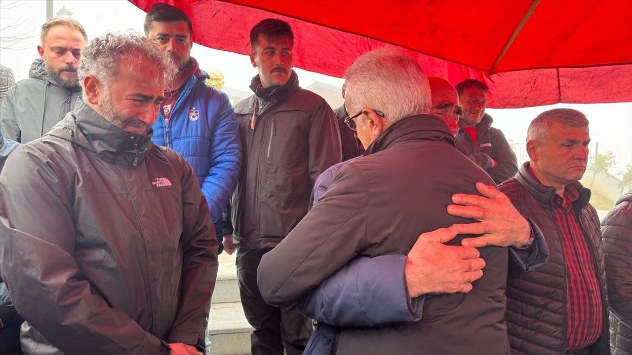 Ulaştırma ve Altyapı Bakanı Abdulkadir Uraloğlu, Trabzon'da Akrabasının Cenaze Törenine Katıldı