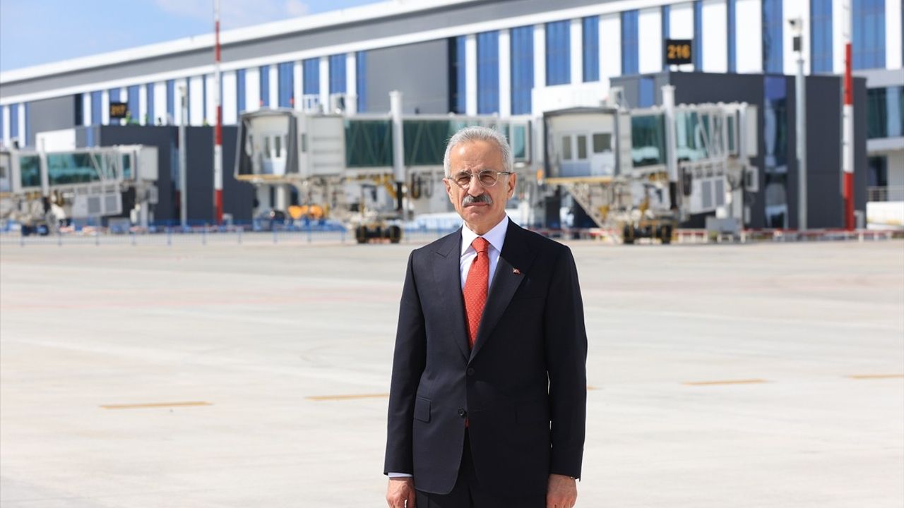 Ulaştırma ve Altyapı Bakanı Uraloğlu Antalya Havalimanı'nın Kapasitesini 82 Milyona Çıkardı