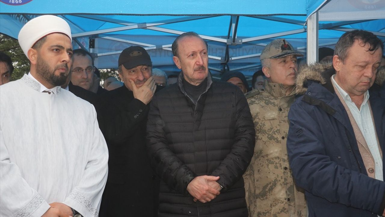 Ulaştırma ve Altyapı Bakanı Uraloğlu, Bakan Yardımcısı İskurt'un Annesinin Cenaze Törenine Katıldı