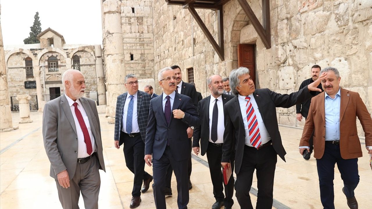 Ulaştırma ve Altyapı Bakanı Uraloğlu, Şam'daki Emevi Camisi'ni Ziyaret Etti