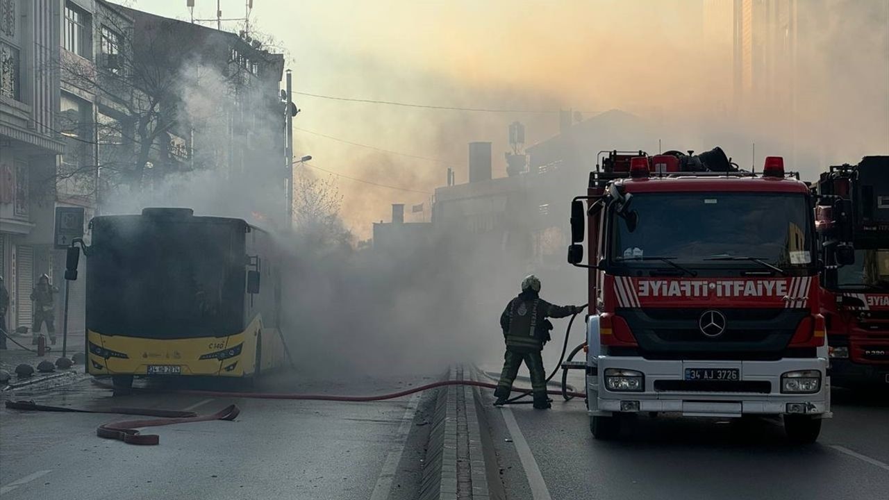 Ümraniye'de İETT Otobüsünde Yangın, Araç Kullanılamaz Hale Geldi