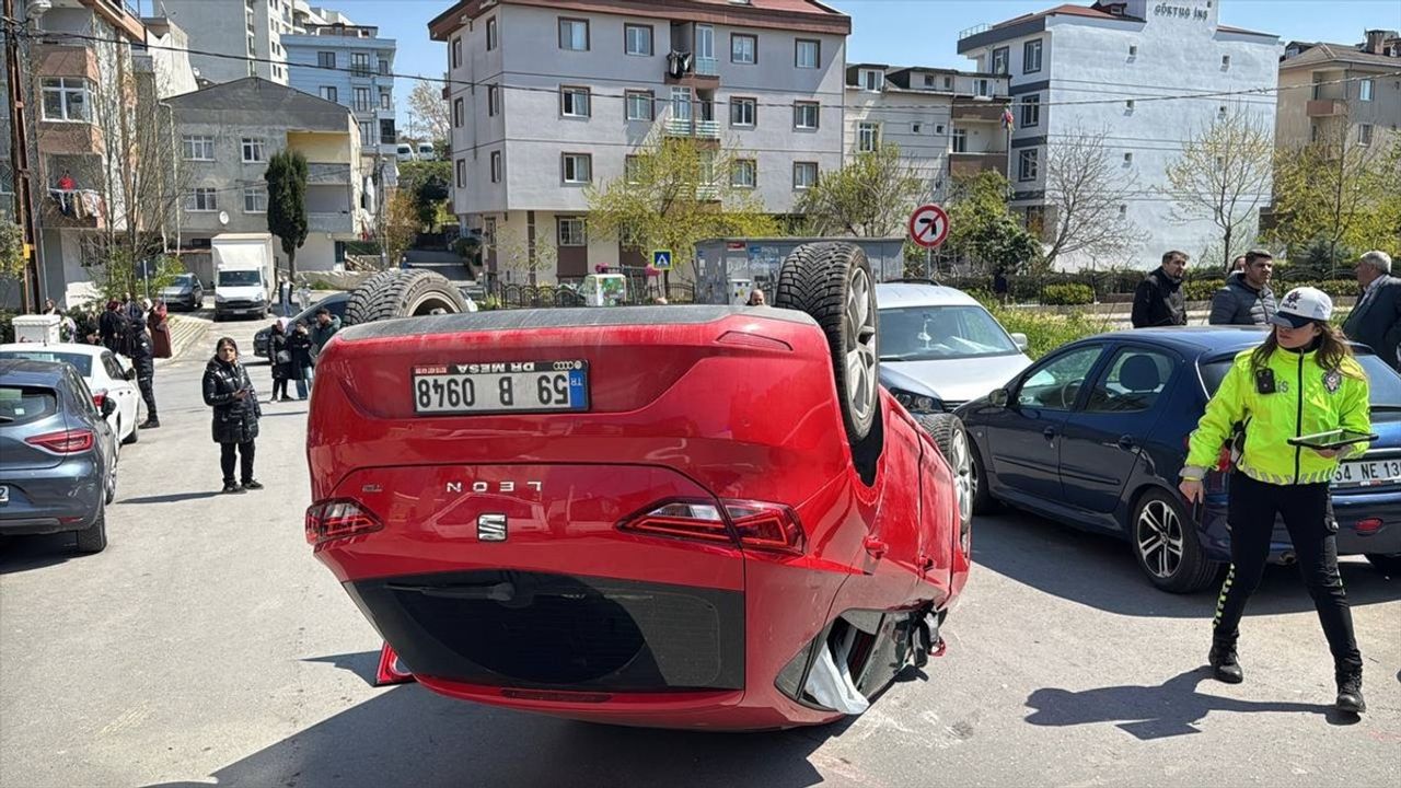Ümraniye'de Otomobil ile Motosiklet Çarpıştı, 3 Yaralı