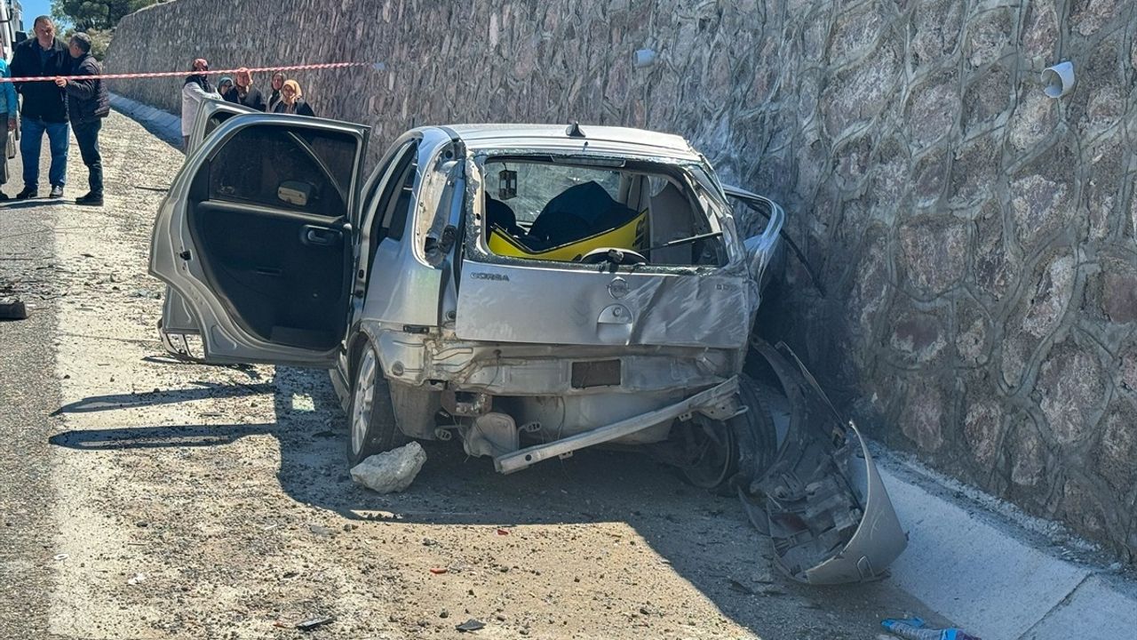 Uşak'ta İki Otomobilin Çarpışması: Bir Eş ve Partneri Hayatını Kaybetti, Üç Kişi Yaralandı