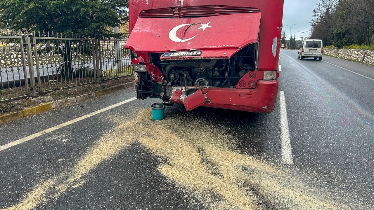 Uşak'ta İşçi Servisleri Çarpıştı: 20 Yaralı