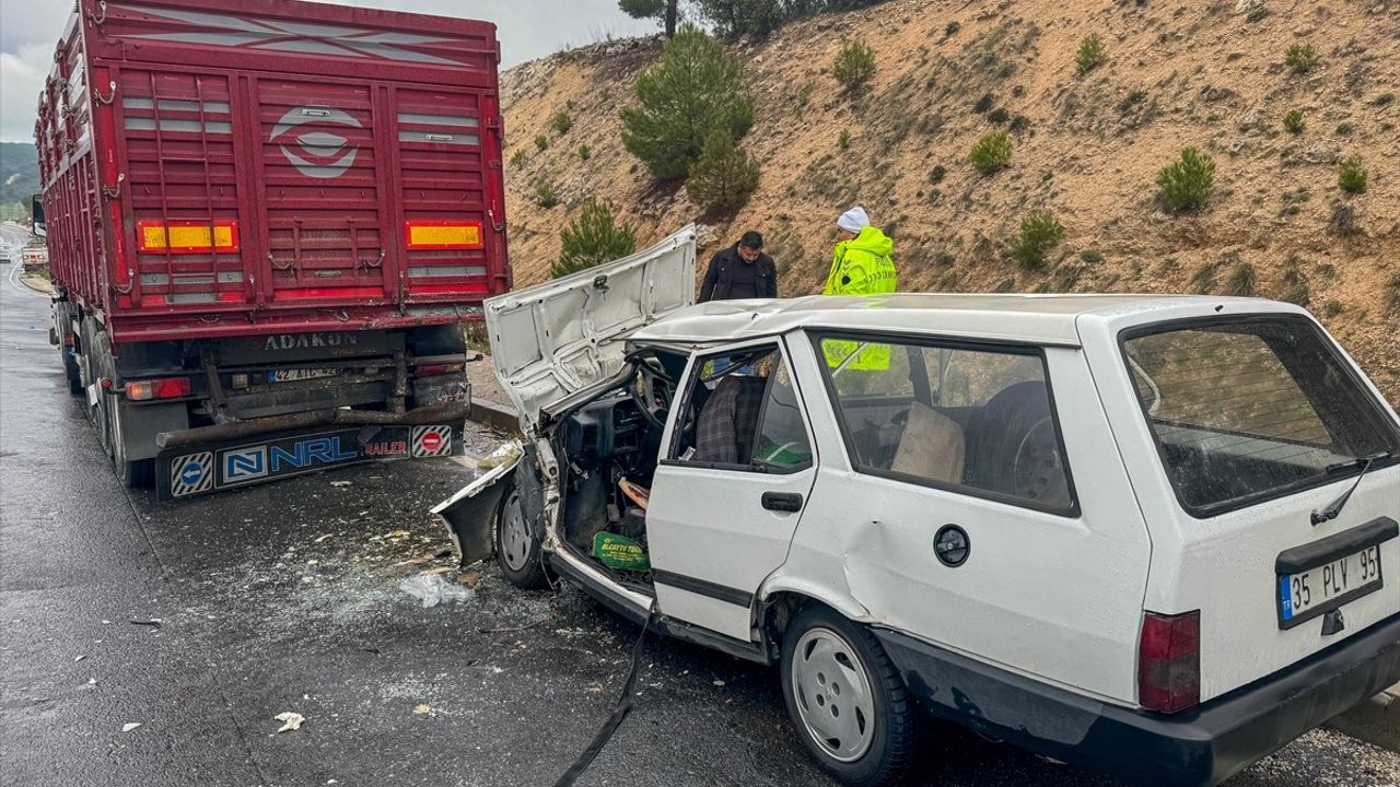 Uşak'ta Tıra Çarpan Otomobildeki Çift Ağır Yaralandı