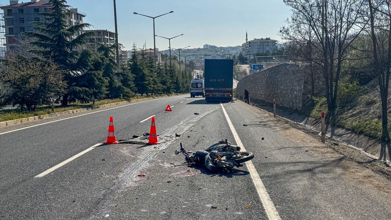 Uşak'ta Tırla Çarpışan Motosikletin Sürücüsü Hayatını Kaybetti