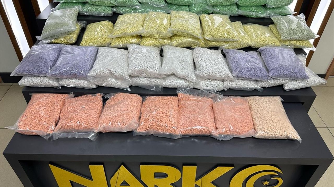 Uşak'ta Uyuşturucu Hap Bulunan Otomobildeki İki Şüpheli Tutuklandı