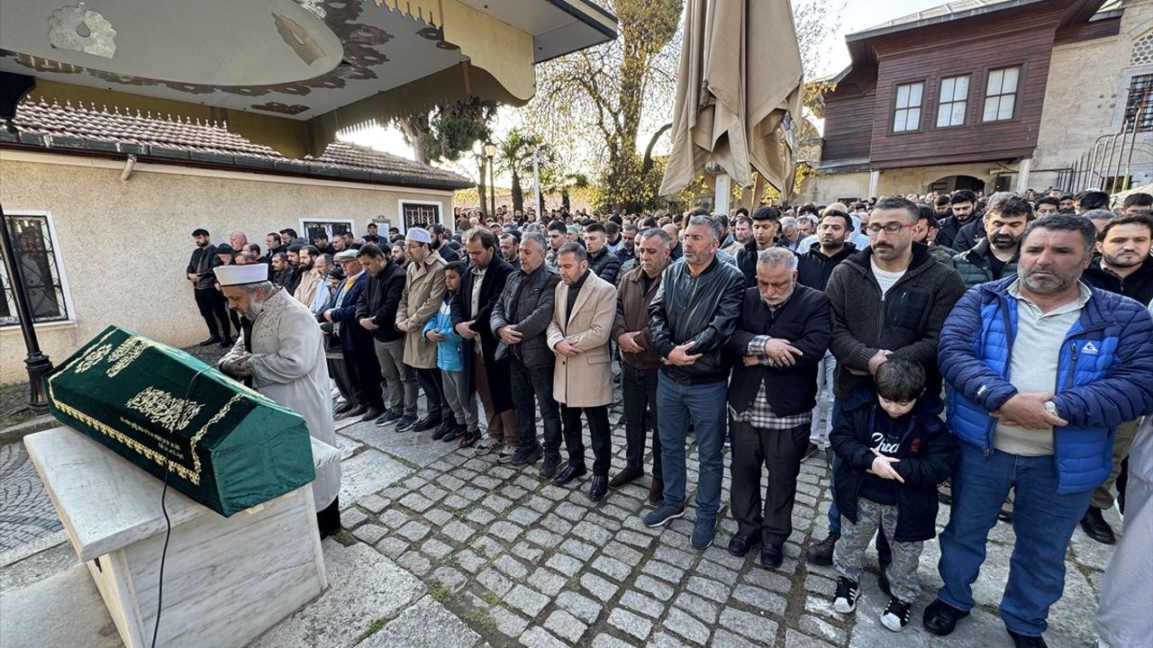 Üsküdar'da Bıçaklanarak Öldürülen Kenan Hamarat'ın Cenazesi Defnedildi