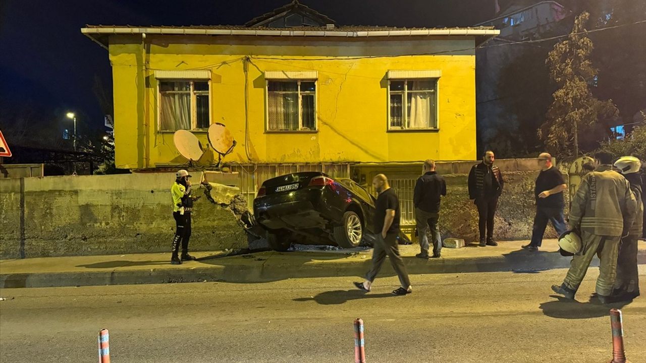 Üsküdar'da Kaza: Sürücü Araç Bırakıp Kaçtı