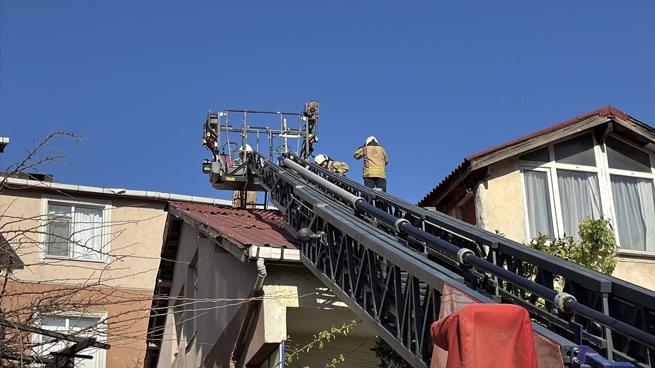 Üsküdar'da Şiddetli Rüzgar, 6 Katlı Binanın Çatısını Uçurdu