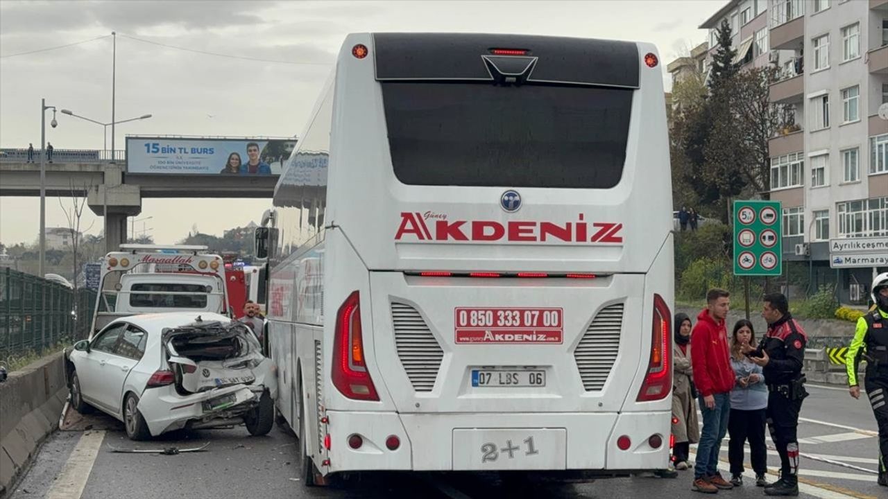 Üsküdar'da Zincirleme Trafik Kazasında 3 Kişi Yaralandı