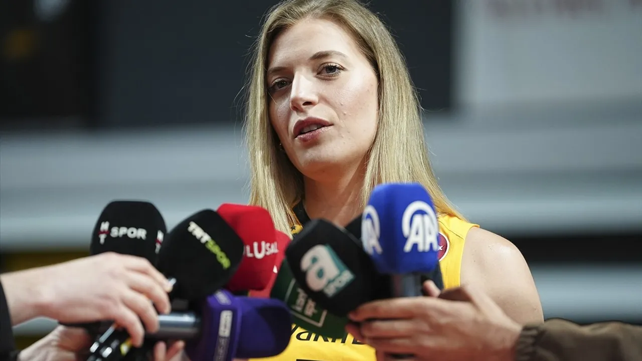 VakıfBank, Medya Gününde Şampiyonluğu Kutladı