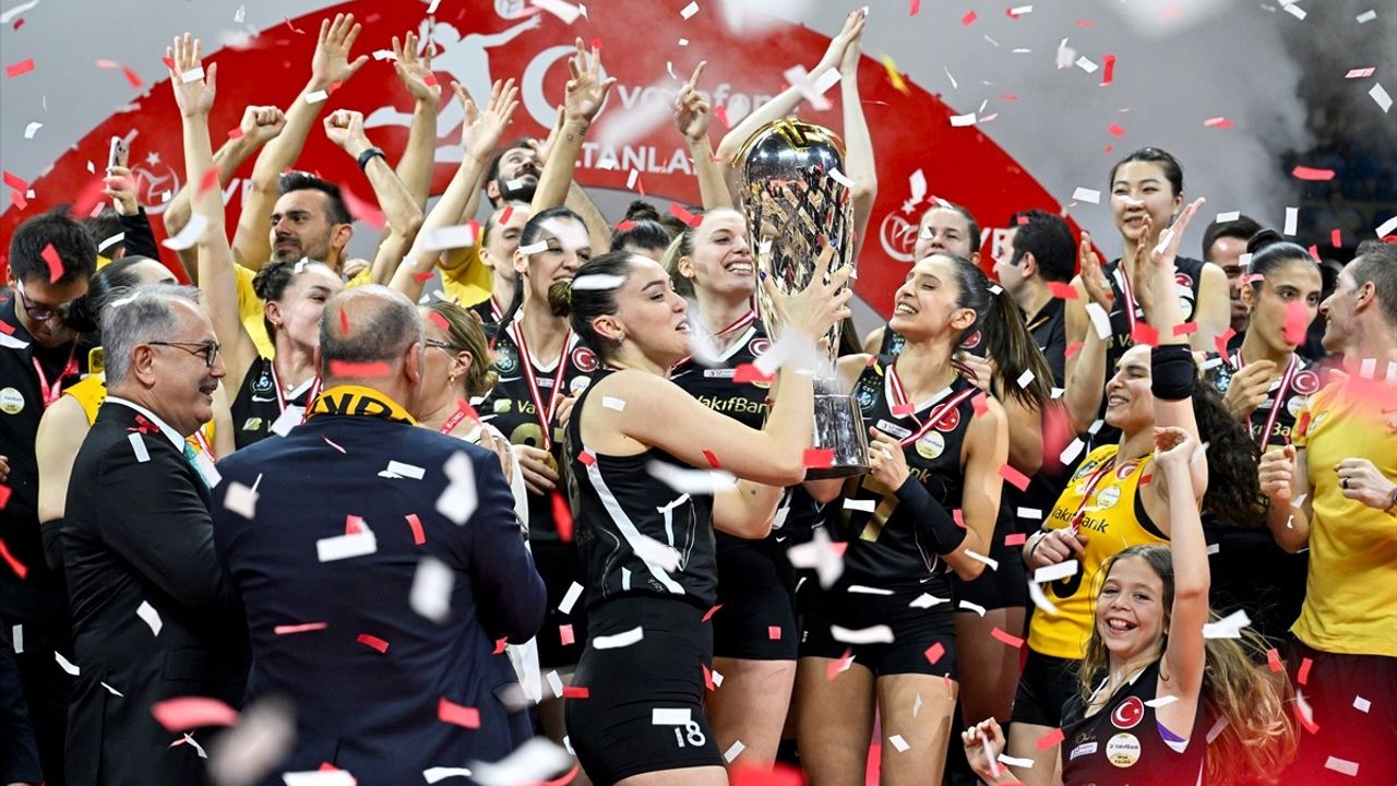 VakıfBank, Vodafone Sultanlar Ligi'nde Şampiyonluk Kupasını Aldı