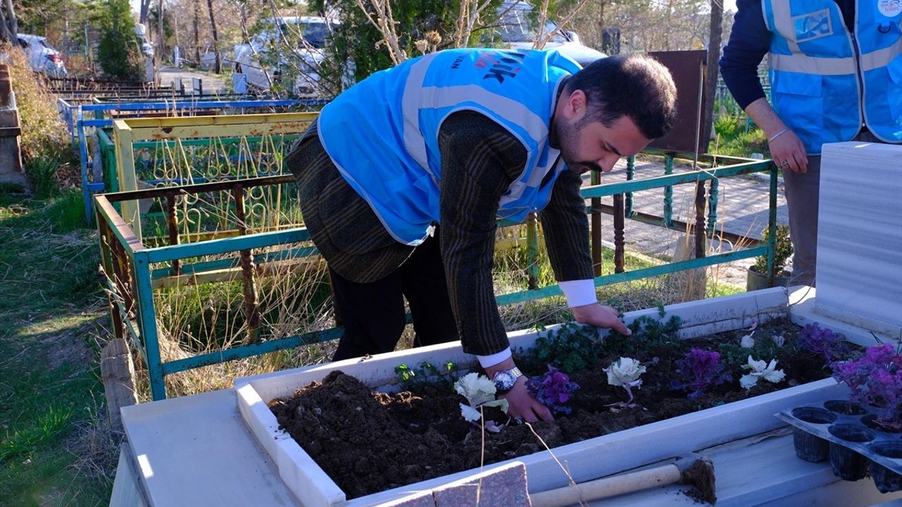 Van'da AK Parti Gençlik Kolları, Şehit Kabirlerinde Temizlik Faaliyeti Gerçekleştirdi