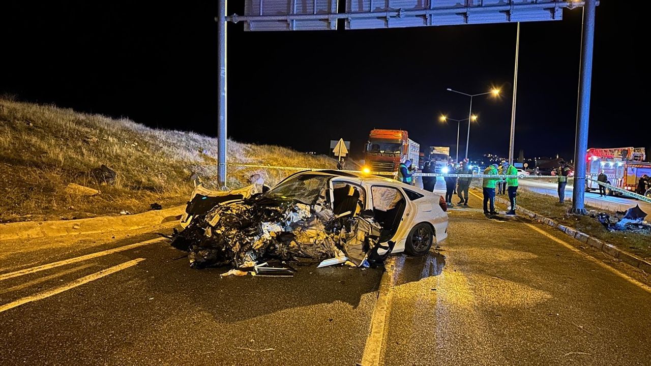 Van'da Direğe Çarpan Otomobilde 3 Kişi Hayatını Kaybetti, 2 Yaralı