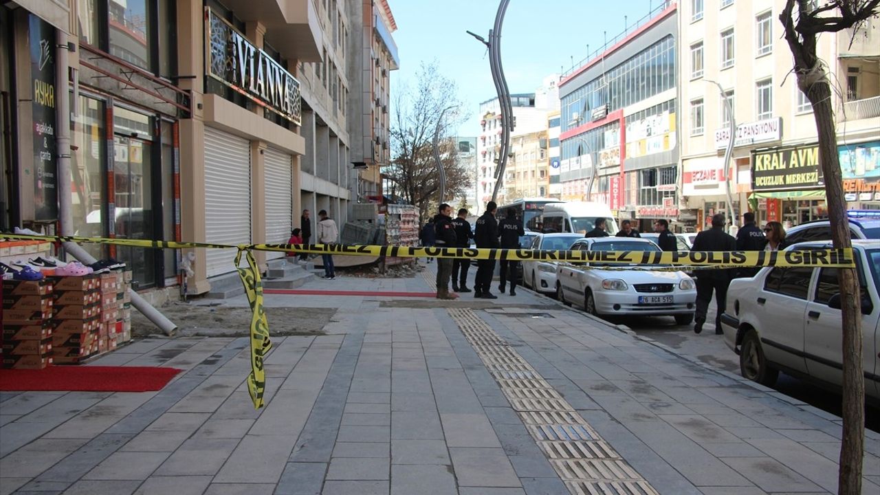 Van'da Giyim Mağazasına Silahlı Saldırı: 1 Ölü, 4 Yaralı