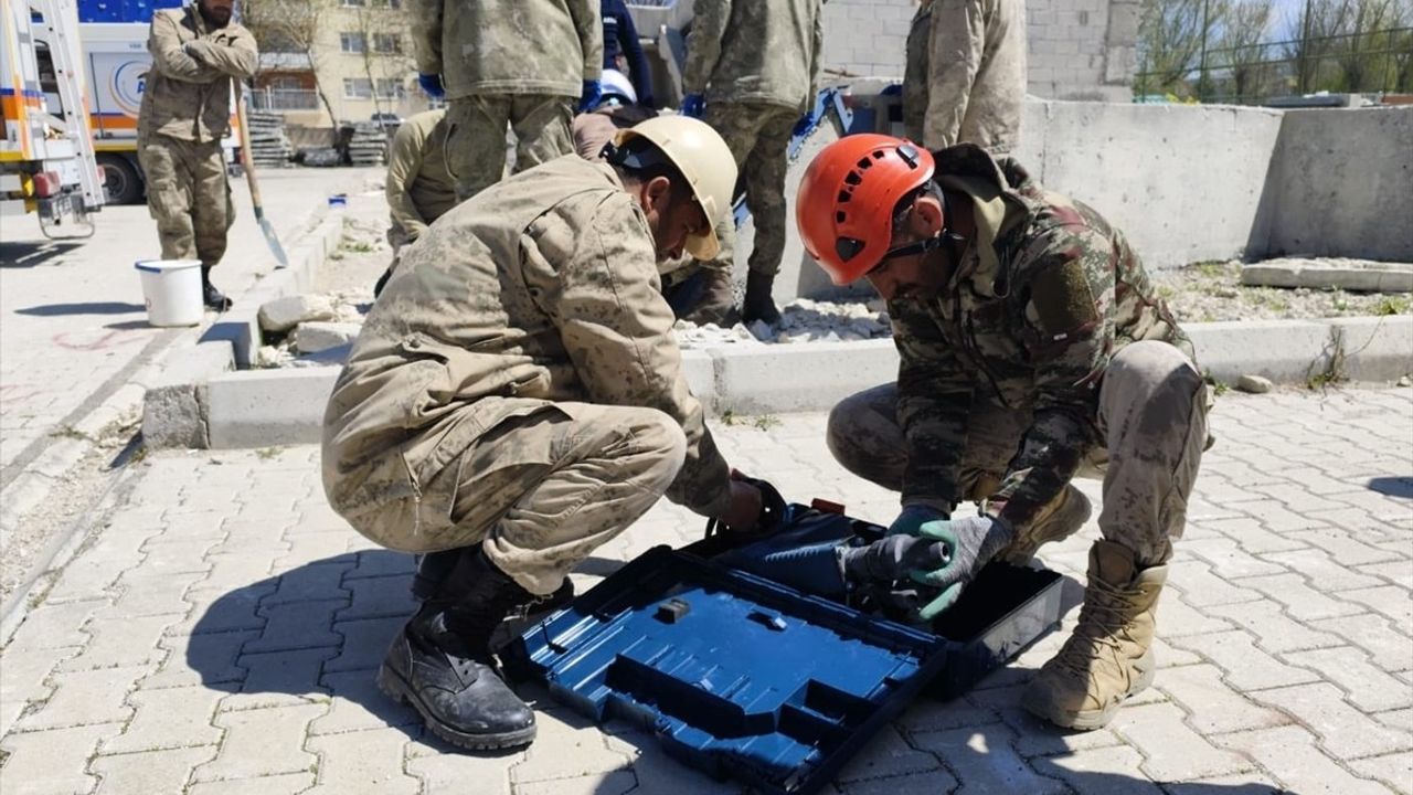 Van'da Güvenlik Korucularına Arama Kurtarma Eğitimi Düzenlendi