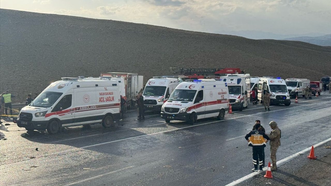 Van'da Minibüs ve Kamyonet Çarpıştı: Ölü ve Yaralılar Var