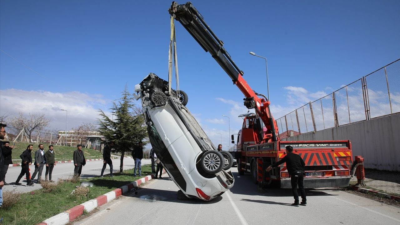 Van'da Otomobil ile Hafif Ticari Araç Çarpıştı: 5 Yaralı