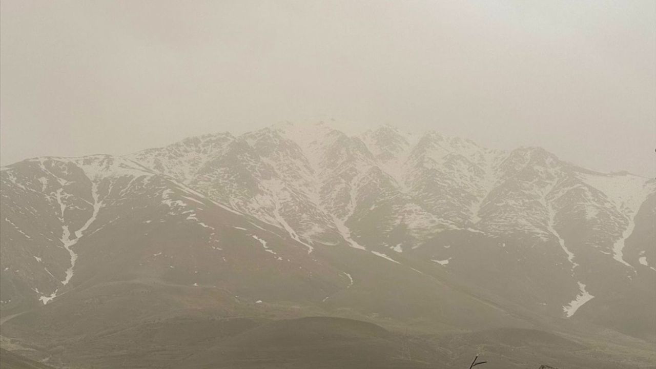 Van'da Sağanak Yağış ve Toz Taşınımı Hayatı Olumsuz Etkiledi