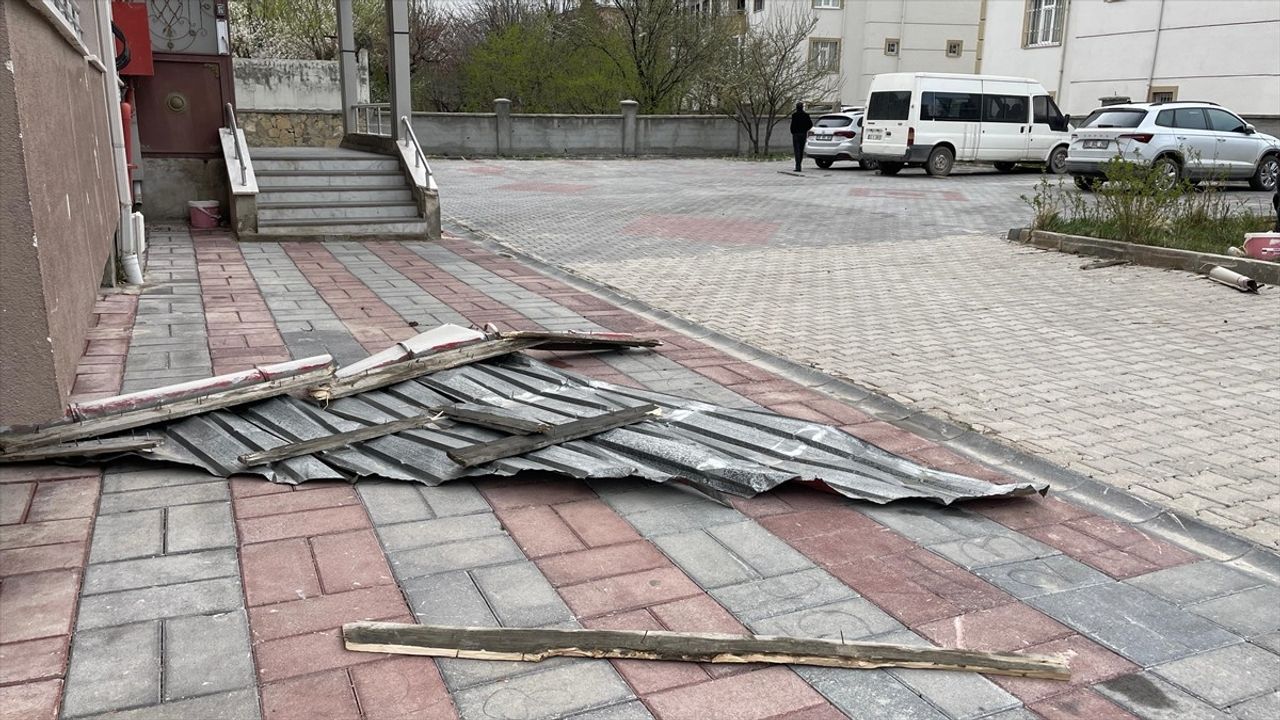 Van'da Şiddetli Rüzgar, Çatı ve Ağaçlara Zarar Verdi