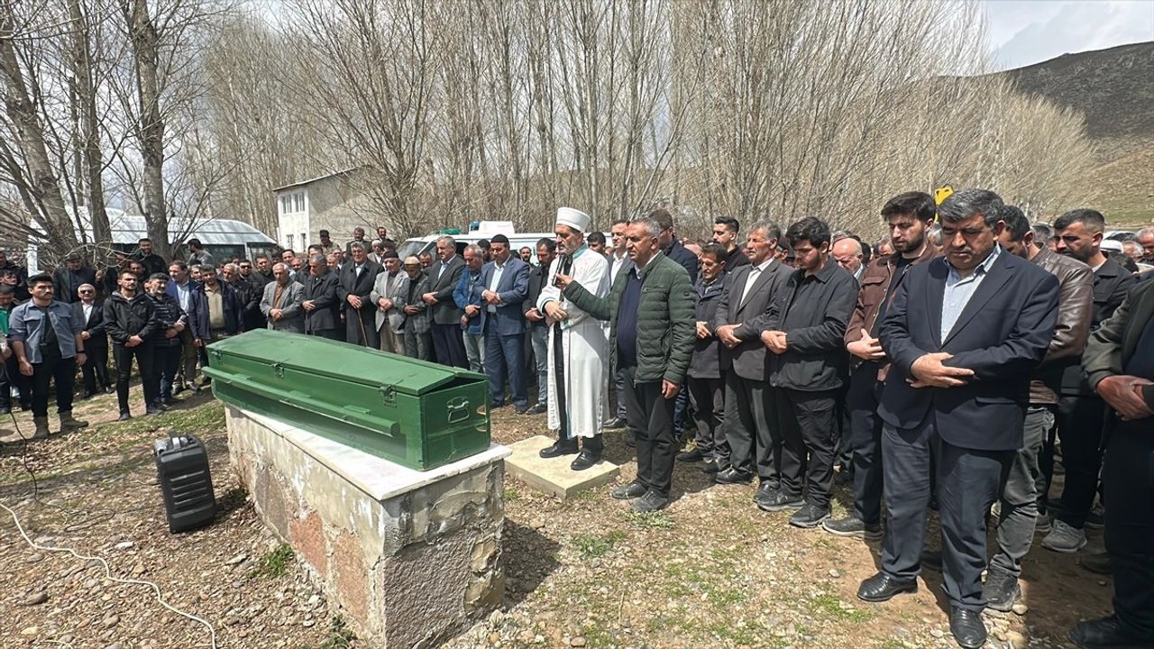 Van'da Trafik Kazasında Hayatını Kaybeden Baba ve İki Kızı Defnedildi