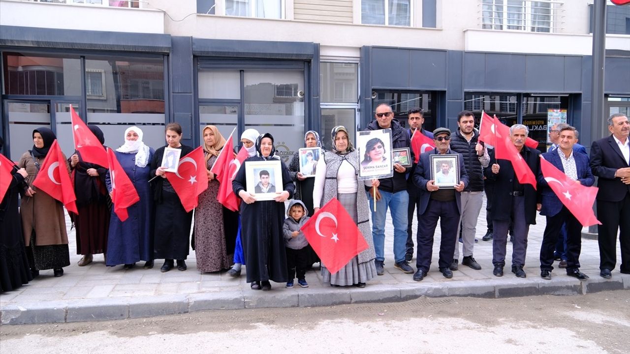 Van'daki Aileler, DEM Parti İl Başkanlığı Önünde Eylemlerini Sürdürüyor