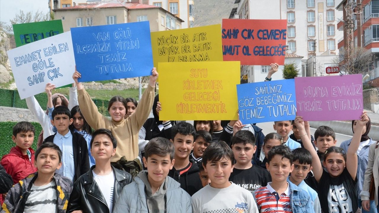 Van Gölü Sahilinde Öğrenci ve Vatandaşlar Temizlik Yaptı